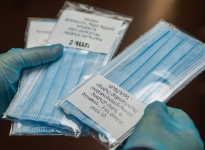 Отныне защитные маски будут продаваться также в общественных местах посредством вендинговых автоматов: ГКЗЭК