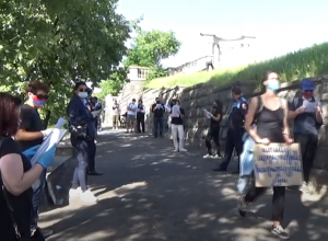 Все полицейские – подлецы: акция протеста у посольства США: Epress.am