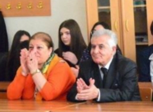 Просим господина премьер-министра простить и понять нас: фотография директора школы 114  - главная фотография на фейсбук-страницах выпускников