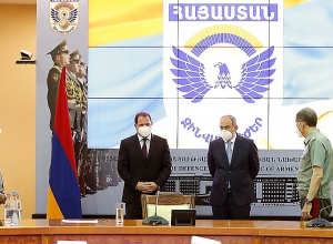 Высшему офицерскому составу представляю новоназначенного начальника Генерального штаба Вооруженных сил Оника Гаспаряна: премьер-министр