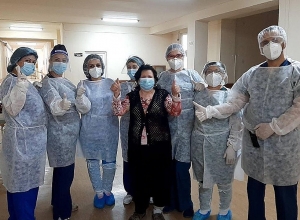 Женщина, перенесшая острый инфаркт миокарда, с двусторонней пневмонией была перевезена в больницу