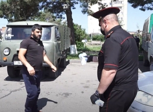 Военные полицейские раздали маски перед тем как их коллеги начнут проверку