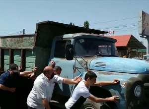 «Մուլտի Գրուպ»-ի աշխատողները փակել էին Աճառյան փողոցը․ քաղաքացիները հեռացրել են մեքենաները