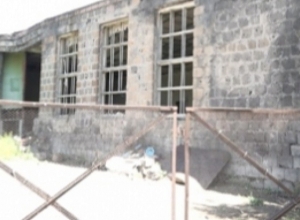 Երեք հաստատություն՝ մեկ խարխուլ շենքում