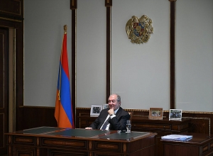 Նախագահ Սարգսյանը հանդիպել է «Իզմիրլյան» բժշկական կենտրոնի գործադիր տնօրեն Արմեն Չարչյանի հետ