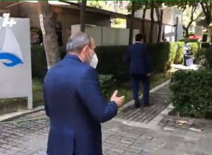 Никол Пашинян прогуливается и раздает гражданам маски: ПРЯМОЙ ЭФИР