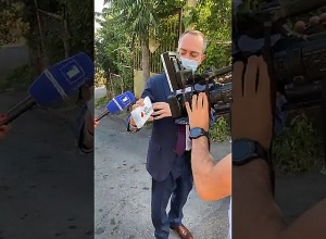 Վարչապետի աշխատակազմի ղեկավար Էդուարդ Աղաջանյանը դիմակներ է բաժանում