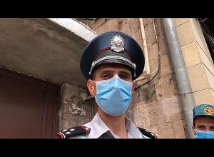 Ոստիկաններն ու ԱԻՆ ծառայողերը այցելում են ինքնամեկուսացման մեջ գտնվող անձանց