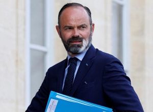 Премьер-министр Франции подал в отставку