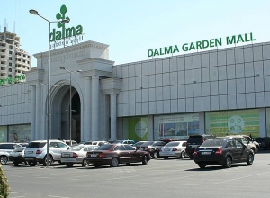 Поступил звонок о наличии бомбы и в «Далме» - людей эвакуируют: ПРЯМОЙ ЭФИР