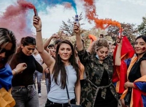 Stone thrown from territory of Azerbaijani Embassy in the Netherlands insulted protesting Armenian girl