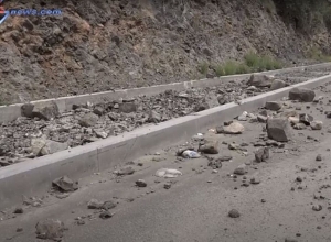 На новый тротуар почти каждый день падают камни