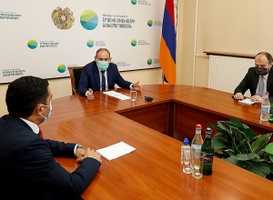 Премьер-министр представляет аппарату новоназначенного министра Романоса Петросяна