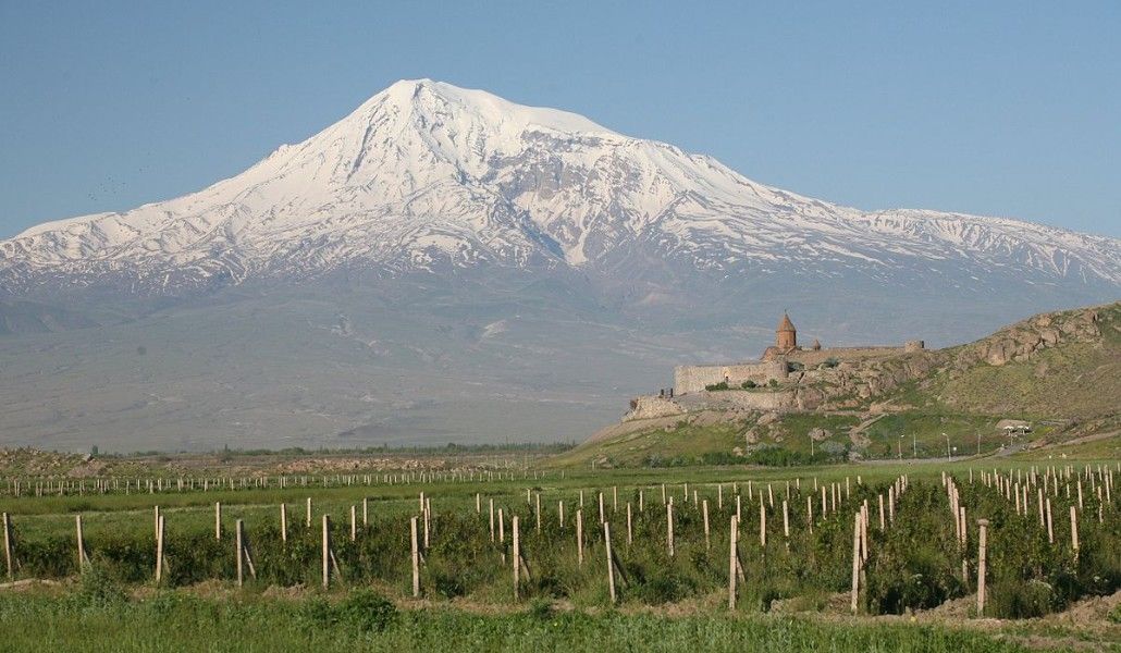 1200px-Khor_Virap_Monastery3