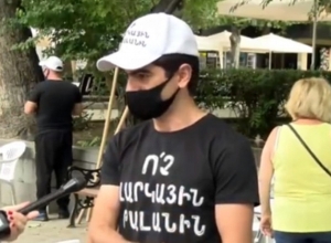 Собираются бессрочно ночевать в саду: сидячая забастовка напротив ЦБ