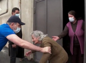 Ես քո ոտը ուզում եմ պաչեմ. գանձակցի տատիկը՝ վարչապետին