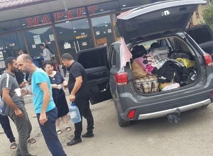 «Мы находимся в ужасно тяжелых и безвыходных условиях»: несколько десятков человек 20 дней ночуют на Баграташенском пропускном пункте