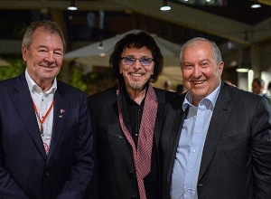 «Я благодарен за то, что Вы с 1990 года были другом нашей страны»: президент поздравил Иэна Гиллана