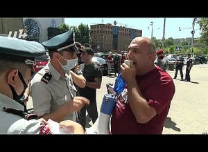 Դիմակս հանում եմ, որ օգնեմ մեկ անգամ ավել ստրկական ռեժիմով ծառայեք. Չախալյան