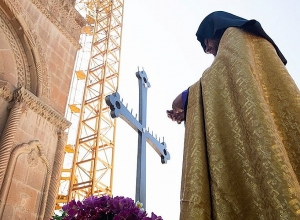 Освящен крест колокольни Кафедрального собора Эчмиадзина