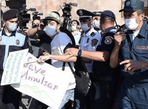 Մոտեցավ, սկսեց քաշքշել, կոպիտ խոսել հետս, վերջում էլ բավականին ուժեղ հարվածեց ոտքերիս. ակտիվիստը դիմել է ՀՔԾ