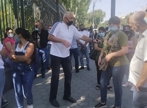 Желающие выехать в РФ проводят акцию напротив Национального собрания