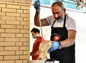 Премьер-министр готовил шашлыки для детей из приграничных сел Тавуша: фотографии