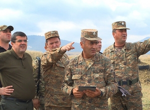 Араик Арутюнян посетил ряд участков передовой линии