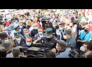 «Ոստիկանները խեղդում էին քաղաքացուն».  քաշքշուկ դատարանի դիմաց. 2 անձ բերման է ենթարկվել