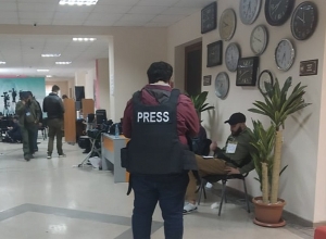 В Мартакерте попал под обстрел автомобиль, перевозящий журналистов: раненых и погибших нет