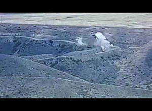 На видео изображено повреждение кортежа противника на дороге, ведущей в Матагис