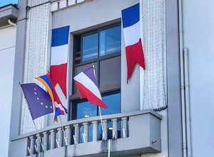 Flag of Artsakh put in front of Marseille municipality building