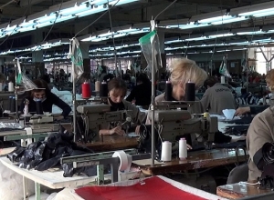 Զինվորի համար ողջ գիշերն էլ կաշխատենք. Վանաձորի «Սարտոն» կարի ֆաբրիկայի աշխատողները քնապարկեր և անձրևանոցներ են կարում