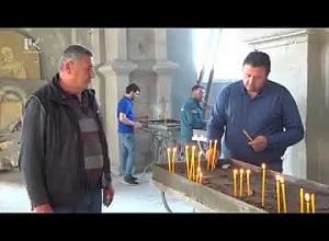 Group of young people clean St. Ghazanchetsots Cathedral - video