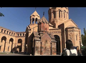 Կաթողիկե (Սուրբ Աստվածածին) եկեղեցում նույնպես ամեն օր ժամը 12-ին 10 րոպե ղողանջում են զանգերը