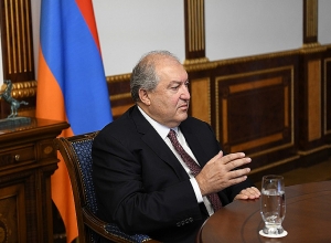 Для армянской стороны победа — это сохранить свой дом: Интервью Армена Саркисяна «Коммерсанту»