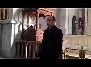 Արցախի ՄԻՊ Արտակ Բեգլարյանի ազդեցիկ կատարումը՝ Շուշիի Սուրբ Ամենափրկիչ եկեղեցում