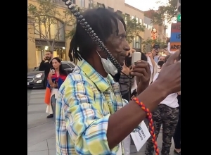 Чернокожий мужчина в Париже поет гимн Армении в поддержку Арцаха