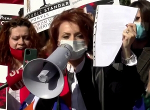 «Հերիք է նավթադոլարների շահերի հետևից վազեք. ո՞ւր եք, ինչո՞ւ եք լռում». ակցիա՝ ԱՄՆ դեսպանատան մոտ