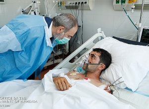 Премьер-министр навестил раненых военнослужащих