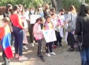 В этой войне есть две стороны - армяне и террористы, вы выбираете, на чьей вы стороне: акция напротив Посольства ЕС