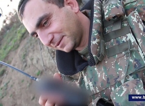 Ռադիոկապի միջոցով զինվորի քաջալերող կատարումն իր ծառայակից ընկերներին