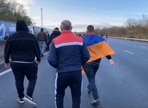 Turks attack Armenian peaceful protesters with hammer in France