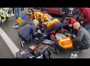 Ինչպես է շտապօգնությունը տանում Ֆրանսիայում թուրքի հարվածից վիրավորված ակցիայի մասնակցին