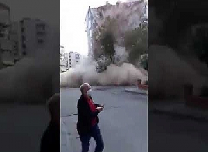 Ինչպես է Թուրքիայում երկրաշարժի հետեւանքով փլուզվում շենքը