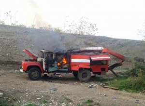 Ракета беспилотника врезалась прямо в пожарную машину, которая загорелась