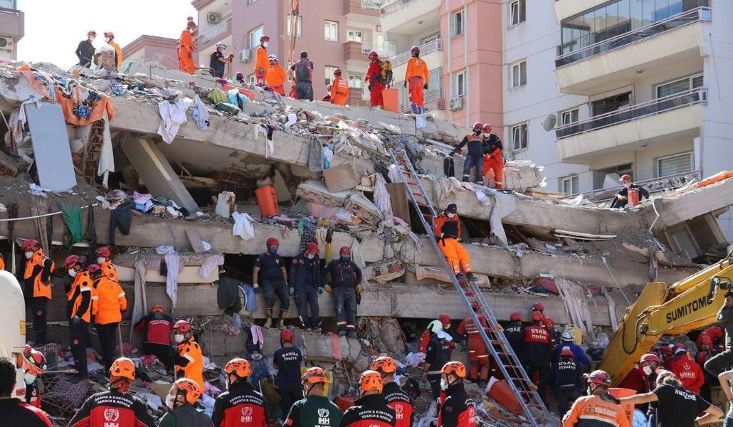 izmir_deki_depremde_hayatini_kaybedenlerin_sayisi_35_e_yukseldi1604159862