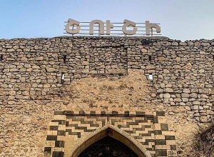 В Шуши разрушений много, но город-крепость противостоит ударам врага