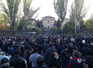 Հանրահավաքի մասնակիցները Ազգային ժողովի մոտ են․ ուղիղ