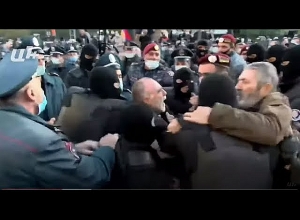 Clash between police and protesters in Freedom Square - video